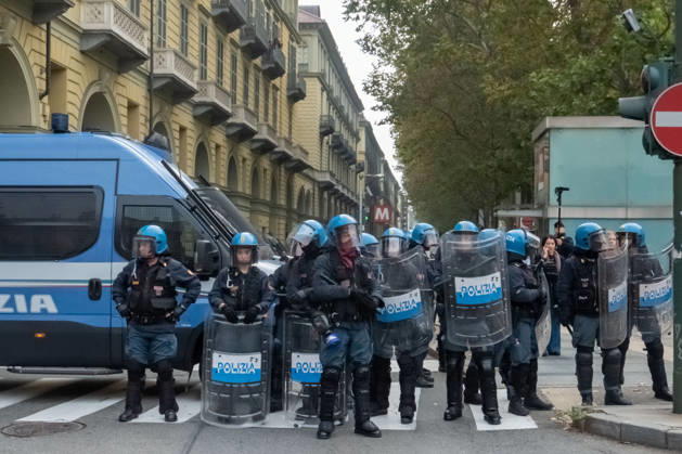 Reportage - Student strike in Turin Police block off a side street off Corso Vittorio Emanuele II during Student strike in Turin, Reportage in Turin, Italy, October 16 2026 Turin City of Turin Italy Copyright: xCamillaxBaronettox xLiveMediax LPN_2746430