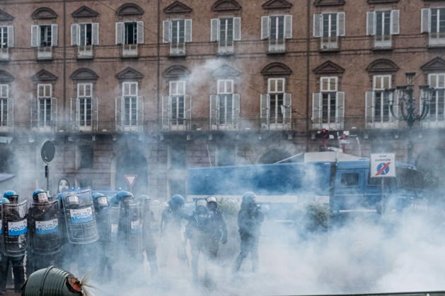 IPA89764437 - Police begin firing tear gas at the crowd of students during a student strike in Turin. Report from Turin, Italy, October 16, 2026  Copyright: xCamillaxBaronetto LiveMediax xCamillaxBaronetto LiveMediax IPA89764437