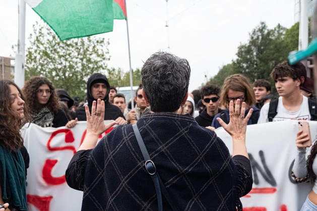 IPA89764451 - A teacher talking to students after speaking with the police during a student strike in Turin; Report from Turin, Italy, October 16, 2026  Copyright: xCamillaxBaronetto LiveMediax xCamillaxBaronetto LiveMediax IPA89764451