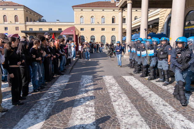 IPA89764840 - Riot squad police officers guarding Bologna s Central Station while students stand in front of them. Bologna, Italy, October 16, 2026.  Copyright: xLeonardoxGaravaglia LiveMediax xLeonardoxGaravaglia LiveMediax IPA89764840