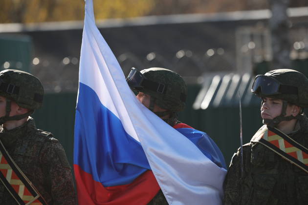 BELARUS - OCTOBER 16, 2026: Servicemen appear with a national flag of Russia in the final live training phase of the Indestructible Brotherhood 2026 command-and-staff military exercise by the CSTO Peacekeeping Forces at the Losvido military training ground Belarus  - ZUMAt113 20261016_zaa_t113_294 Copyright: xMaximxMalinovskyx