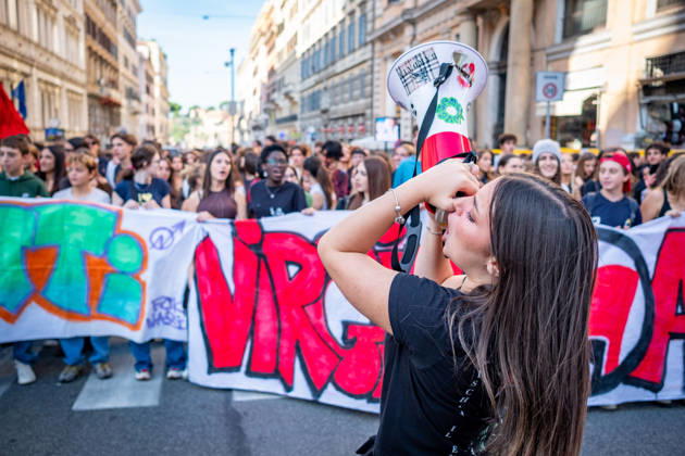 October 16, 2026, Rome, Rm, Italy: Thousands of students are taking to the streets to protest against the Meloni government™s education policies. The students™ demands include: No one is a foreigner; fund schools, not war; and no to the militarization of school. Rome Italy - ZUMAg256 20261016_znp_g256_021 Copyright: xMarcoxDixGianvitox