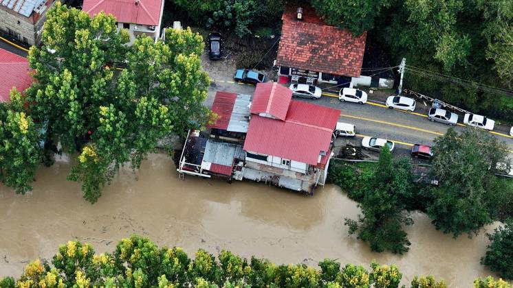Heavy rains hit Duzce, Turkiye DUZCE, TURKIYE - OCTOBER 16: An aerial view shows floodwaters from the overflowing Melen River covering agricultural land near Demiracma village as heavy rain continues in the Akcakoca and Kocaali areas, on October 16, 2026 in Duzce, Turkiye. The river, which flows into the Black Sea, reached some residential areas after overflowing its banks. At Melenagzi Harbor, four small fishing boats reportedly capsized and drifted out to sea, while three others sank inside the harbor. Omer Urer Anadolu Duzce Turkey. Editorial use only. Please get in touch for any other usage.  Copyright: x2026xAnadoluxOmerxUrerx