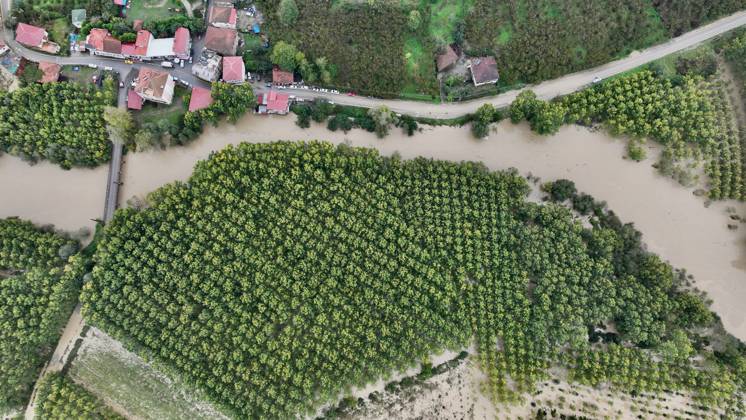 Heavy rains hit Duzce, Turkiye DUZCE, TURKIYE - OCTOBER 16: An aerial view shows floodwaters from the overflowing Melen River covering agricultural land near Demiracma village as heavy rain continues in the Akcakoca and Kocaali areas, on October 16, 2026 in Duzce, Turkiye. The river, which flows into the Black Sea, reached some residential areas after overflowing its banks. At Melenagzi Harbor, four small fishing boats reportedly capsized and drifted out to sea, while three others sank inside the harbor. Omer Urer Anadolu Duzce Turkey. Editorial use only. Please get in touch for any other usage.  Copyright: x2026xAnadoluxOmerxUrerx