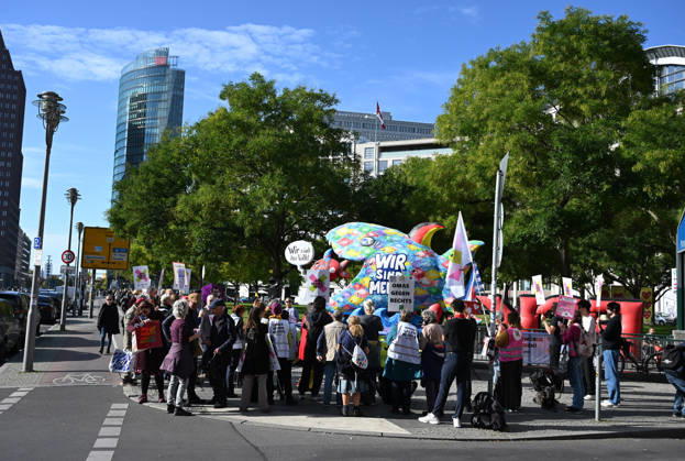Rally calling for an AfD ban in Berlin BERLIN, GERMANY - OCTOBER 16: People take part in a rally near the Bundesrat calling for proceedings to ban the far-right Alternative for Germany (AfD) party and urge North Rhine-Westphalia Minister-President Hendrik Wüst to support their demand, as he is set to be elected President of the Bundesrat that day, in Berlin, Germany, on 16 October 2026. The rally is organized by the alliance NRW Appeal: AfD Ban Now , which reportedly collected more than 120,000 signatures in support of an AfD ban in North Rhine-Westphalia and is urging the Bundesrat to initiate proceedings before the Federal Constitutional Court to ban the party. Volodymyr Sindieiev Anadolu Berlin Germany. Editorial use only. Please get  Copyright: x2026xAnadoluxVolodymyrxSindieievx