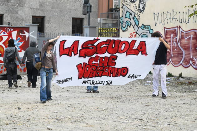 IPA89766328 - Milan, October 16, 2026: Student protest, occupation of the former morgue  Copyright: xMaurizioxMaulex xMaurizioxMaulex IPA89766328
