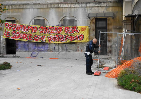 IPA89766311 - Milan, October 16, 2026: Student protest, occupation of the former morgue  Copyright: xMaurizioxMaulex xMaurizioxMaulex IPA89766311