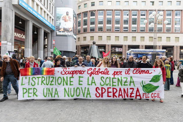 IPA89767307 - Milan, October 16, 2026, Piazza San Babila, Fridays for Future Italy rally, global climate strike, climate and environmental activists in photos: Banner  Copyright: xFrancescoxEnriquezx xFrancescoxEnriquezx IPA89767307