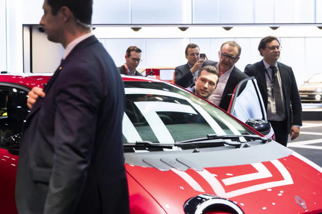 Paris, France October 16, 2026 - Paris Motor Show - Jordan Bardella RN, RASSEMBLEMENT NATIONAL, BARDELLA, SALON DE L AUTO, INDUSTRIE AUTOMOBILE, ECONOMIE, VOITURES, RENAULT  Copyright: xVincentxIsorex