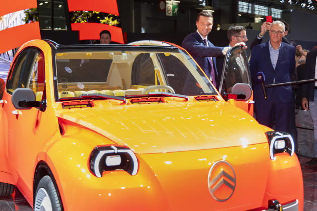 Paris, France October 16, 2026 - Paris Motor Show - Jordan Bardella RN, RASSEMBLEMENT NATIONAL, BARDELLA, SALON DE L AUTO, INDUSTRIE AUTOMOBILE, ECONOMIE, VOITURES, CITROEN 2CV  Copyright: xVincentxIsorex