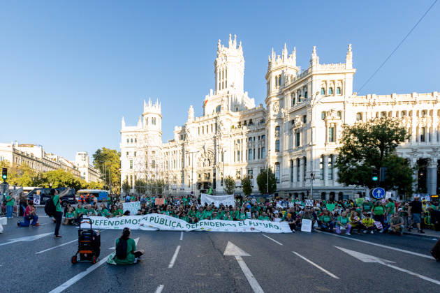 Protest Marking the Indefinite Teachers’ Strike in Madrid: Dozens of people gathered at a rally marking the education strike on October 16, 2026, in Madrid, Spain. The public education strike in Madrid began on October 14 with full-scale walkouts and varying levels of participation among unions and the regional government. Teachers are demanding lower student-to-teacher ratios, higher salaries, and more staff. Ayuso describes the protest as political, while the mobilization will shift to partial walkouts next week OCTOBER 16, 2026 EDUCATION PROTEST RALLY TEACHERS’ STRIKE STRIKE Madrid Madrid, Spain Copyright: xRicardoxRubiox 7850314