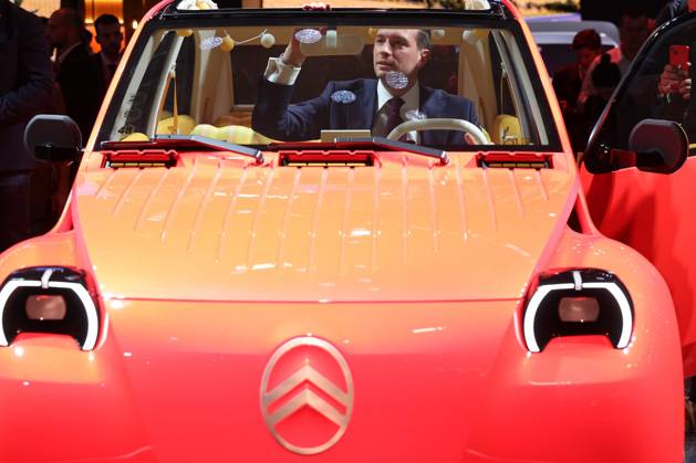 BARDELLA MONDIAL AUTO PHOTOPQR LE PARISIEN Le Parisien Arnaud Journois October 16, 2026 Paris, October 16, 2026 2026 Paris Motor Show National Rally (RN) President Jordan Bardella visits thePhoto: Le Parisien, Arnaud Journois Jordan Bardella, president of the French far-right party Rassemblement National (RN), during a visit to the 91st edition of the Paris International Auto Show at the Porte de Versailles in Paris on October 16, 2026, France  Copyright: xPHOTOPQR LExPARISIEN MAXPPPxLexParisienx xArnaudxJournoisx 20261016LPA2986 20261016LPA2986