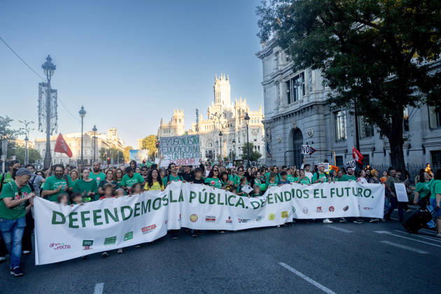 Protest Marking the Indefinite Teachers’ Strike in Madrid: Dozens of people gathered at a rally to mark the education strike on October 16, 2026, in Madrid, Spain. The public education strike in Madrid began on October 14 with full-scale walkouts and varying levels of participation among unions and the regional government. Teachers are demanding lower student-to-teacher ratios, higher salaries, and more staff. Ayuso describes the protest as political, while the mobilization will shift to partial walkouts next week OCTOBER 16, 2026 EDUCATION PROTEST RALLY TEACHERS’ STRIKE PIXELATED STRIKE Madrid Madrid, Spain Copyright: xRicardoxRubiox 7850318