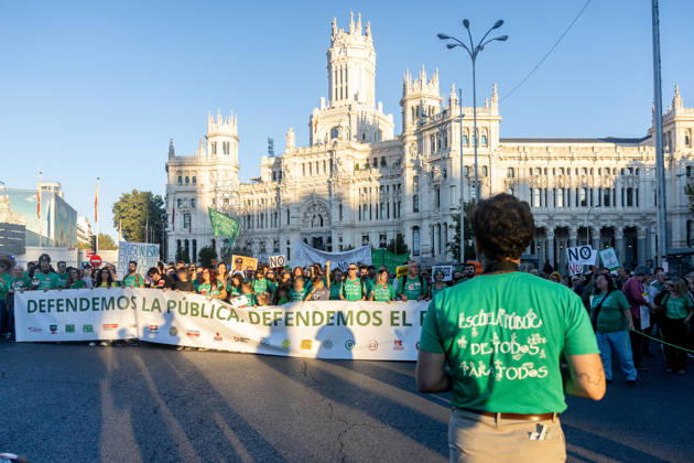 Protest Marking the Indefinite Teachers’ Strike in Madrid: Dozens of people gathered at a rally to mark the education strike on October 16, 2026, in Madrid, Spain. The public education strike in Madrid began on October 14 with full-scale walkouts and varying levels of participation among unions and the regional government. Teachers are demanding lower student-to-teacher ratios, higher salaries, and more staff. Ayuso describes the protest as political, while the mobilization will shift to partial walkouts next week OCTOBER 16, 2026 EDUCATION PROTEST RALLY TEACHERS’ STRIKE PIXELATED STRIKE Madrid Madrid, Spain Copyright: xRicardoxRubiox 7850319