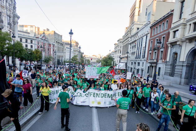 Protest Marking the Indefinite Teachers’ Strike in Madrid: Dozens of people gathered at a rally to mark the education strike on October 16, 2026, in Madrid, Spain. The public education strike in Madrid began on October 14 with full-scale walkouts and varying levels of participation among unions and the regional government. Teachers are demanding lower student-to-teacher ratios, higher salaries, and more staff. Ayuso describes the protest as political, while the mobilization will shift to partial walkouts next week OCTOBER 16, 2026 EDUCATION PROTEST RALLY TEACHERS’ STRIKE PIXELATED STRIKE Madrid Madrid, Spain Copyright: xRicardoxRubiox 7850320