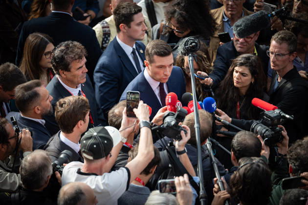 Jordan Bardella visit the Paris Motor Show - Paris President of French far-right party Rassemblement National (RN) Jordan Bardella speaks to the press during a visit at the 91st edition of the international Paris Motor Show (Mondial de l’auto) at the Porte de Versailles in Paris on October 16, 2026. Photo by Alexis Jumeau ABACAPRESS.COM Paris France  Copyright: xJumeauxAlexis ABACAx