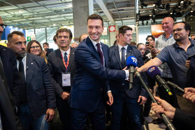 Jordan Bardella visit the Paris Motor Show - Paris President of French far-right party Rassemblement National (RN) Jordan Bardella during a visit at the 91st edition of the international Paris Motor Show (Mondial de l’auto) at the Porte de Versailles in Paris on October 16, 2026. Photo by Alexis Jumeau ABACAPRESS.COM Paris France  Copyright: xJumeauxAlexis ABACAx