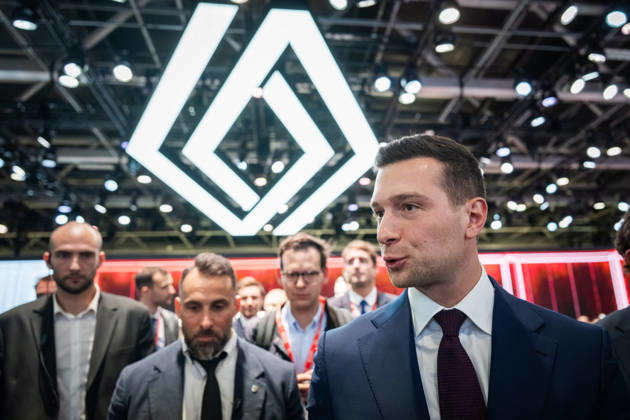 Jordan Bardella visit the Paris Motor Show - Paris President of French far-right party Rassemblement National (RN) Jordan Bardella during a visit at the 91st edition of the international Paris Motor Show (Mondial de l’auto) at the Porte de Versailles in Paris on October 16, 2026. Photo by Alexis Jumeau ABACAPRESS.COM Paris France  Copyright: xJumeauxAlexis ABACAx