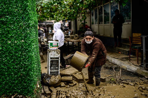 Cleanup and water drainage operations continue in Istanbul ISTANBUL, TURKIYE - OCTOBER 16: Municipal teams and emergency crews and people continue heavy cleanup and water evacuation operations in the Ayazaga neighborhood of the Sariyer district in Istanbul, Turkiye, on October 16, 2026. Cem Tekkesinoglu Anadolu Istanbul Turkey. Editorial use only. Please get in touch for any other usage.  Copyright: x2026xAnadoluxCemxTekkesinoglux