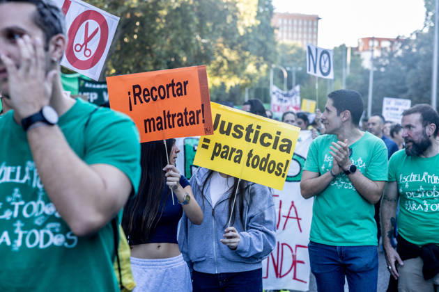 Protest Marking the Indefinite Teachers’ Strike in Madrid: Dozens of people gathered at a rally to mark the education strike on October 16, 2026, in Madrid, Spain. The public education strike in Madrid began on October 14 with full-scale walkouts and varying levels of participation among unions and the regional government. Teachers are demanding lower student-to-teacher ratios, higher salaries, and more staff. Ayuso describes the protest as political, while the mobilization will shift to partial walkouts next week OCTOBER 16, 2026 EDUCATION PROTEST RALLY TEACHERS’ STRIKE STRIKE Madrid Madrid, Spain Copyright: xRicardoxRubiox 7850429