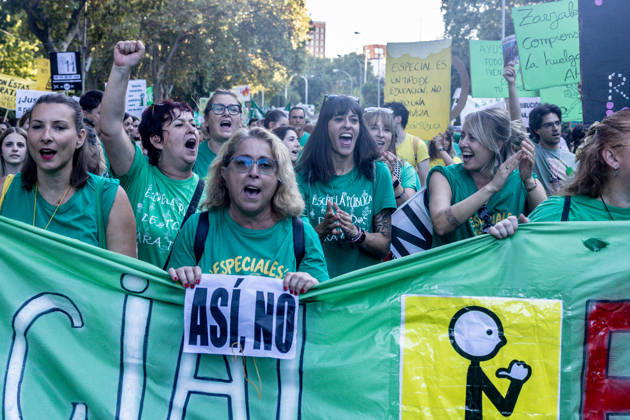 Protest Marking the Indefinite Teachers’ Strike in Madrid: Dozens of people gathered at a rally to mark the education strike on October 16, 2026, in Madrid, Spain. The public education strike in Madrid began on October 14 with full-scale walkouts and varying levels of participation among unions and the regional government. Teachers are demanding lower student-to-teacher ratios, higher salaries, and more staff. Ayuso describes the protest as political, while the mobilization will shift to partial walkouts next week OCTOBER 16, 2026 EDUCATION PROTEST RALLY TEACHERS’ STRIKE STRIKE Madrid Madrid, Spain  Copyright: xRicardoxRubiox 7850432