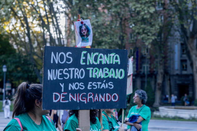 Protest Marking the Indefinite Teachers’ Strike in Madrid: Dozens of people gathered at a rally to mark the education strike on October 16, 2026, in Madrid, Spain. The public education strike in Madrid began on October 14 with full-scale walkouts and varying levels of participation among unions and the regional government. Teachers are demanding lower student-to-teacher ratios, higher salaries, and more staff. Ayuso describes the protest as political, while the mobilization will shift to partial walkouts next week OCTOBER 16, 2026 EDUCATION PROTEST RALLY TEACHERS’ STRIKE STRIKE Madrid Madrid, Spain Copyright: xRicardoxRubiox 7850433