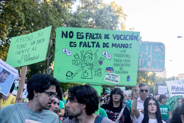 Protest Marking the Indefinite Teachers’ Strike in Madrid: Dozens of people gathered at a rally to mark the education strike on October 16, 2026, in Madrid, Spain. The public education strike in Madrid began on October 14 with full-scale walkouts and varying levels of participation among unions and the regional government. Teachers are demanding lower student-to-teacher ratios, higher salaries, and more staff. Ayuso describes the protest as political, while the mobilization will shift to partial walkouts next week OCTOBER 16, 2026 EDUCATION PROTEST RALLY TEACHERS’ STRIKE STRIKE Madrid Madrid, Spain Copyright: xRicardoxRubiox 7850435