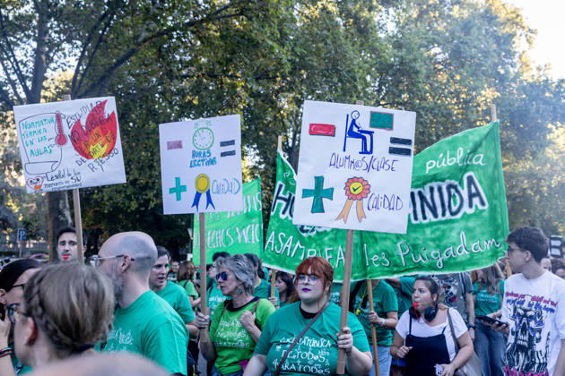 Protest Marking the Indefinite Teachers’ Strike in Madrid: Dozens of people gathered at a rally to mark the education strike on October 16, 2026, in Madrid, Spain. The public education strike in Madrid began on October 14 with full-scale walkouts and varying levels of participation among unions and the regional government. Teachers are demanding lower student-to-teacher ratios, higher salaries, and more staff. Ayuso describes the protest as political, while the mobilization will shift to partial walkouts next week OCTOBER 16, 2026 EDUCATION PROTEST RALLY TEACHERS’ STRIKE STRIKE Madrid Madrid, Spain Copyright: xRicardoxRubiox 7850436
