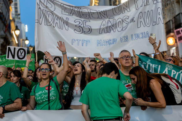 Protest Marking the Indefinite Teachers’ Strike in Madrid: Dozens of people gathered at a rally to mark the education strike on October 16, 2026, in Madrid, Spain. The public education strike in Madrid began on October 14 with full-scale walkouts and varying levels of participation among unions and the regional government. Teachers are demanding lower student-to-teacher ratios, higher salaries, and more staff. Ayuso describes the protest as political, while the mobilization will shift to partial walkouts next week OCTOBER 16, 2026 EDUCATION PROTEST RALLY TEACHERS’ STRIKE STRIKE Madrid Madrid, Spain  Copyright: xRicardoxRubiox 7850437
