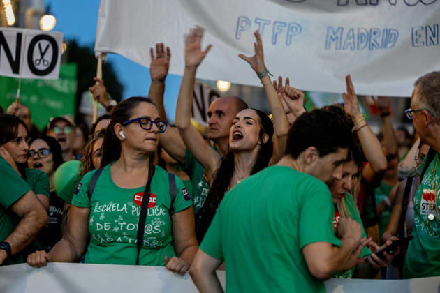 Protest Marking the Indefinite Teachers’ Strike in Madrid: Dozens of people gathered at a rally to mark the education strike on October 16, 2026, in Madrid, Spain. The public education strike in Madrid began on October 14 with full-scale walkouts and varying levels of participation among unions and the regional government. Teachers are demanding lower student-to-teacher ratios, higher salaries, and more staff. Ayuso describes the protest as political, while the mobilization will shift to partial walkouts next week OCTOBER 16, 2026 EDUCATION PROTEST RALLY TEACHERS’ STRIKE STRIKE Madrid Madrid, Spain Copyright: xRicardoxRubiox 7850438