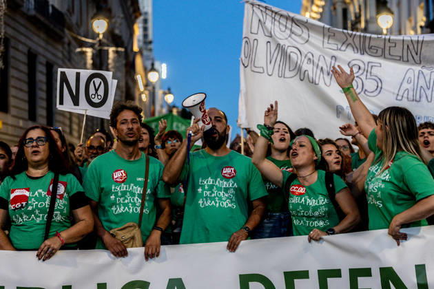 Protest Marking the Indefinite Teachers’ Strike in Madrid: Dozens of people gathered at a rally to mark the education strike on October 16, 2026, in Madrid, Spain. The public education strike in Madrid began on October 14 with full-scale walkouts and varying levels of participation among unions and the regional government. Teachers are demanding lower student-to-teacher ratios, higher salaries, and more staff. Ayuso describes the protest as political, while the mobilization will shift to partial walkouts next week OCTOBER 16, 2026 EDUCATION PROTEST RALLY TEACHERS’ STRIKE STRIKE Madrid Madrid, Spain Copyright: xRicardoxRubiox 7850439