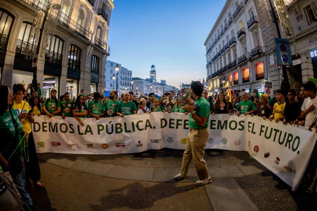 Protest Marking the Indefinite Teachers’ Strike in Madrid: Dozens of people gathered at a rally to mark the education strike on October 16, 2026, in Madrid, Spain. The public education strike in Madrid began on October 14 with full-scale walkouts and varying levels of participation among unions and the regional government. Teachers are demanding lower student-to-teacher ratios, higher salaries, and more staff. Ayuso describes the protest as political, while the mobilization will shift to partial walkouts next week OCTOBER 16, 2026 EDUCATION PROTEST RALLY TEACHERS’ STRIKE STRIKE Madrid Madrid, Spain Copyright: xRicardoxRubiox 7850440