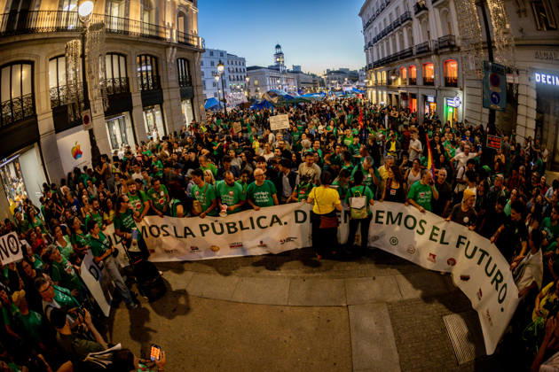Protest Marking the Indefinite Teachers’ Strike in Madrid: Dozens of people gathered at a rally to mark the education strike on October 16, 2026, in Madrid, Spain. The public education strike in Madrid began on October 14 with full-scale walkouts and varying levels of participation among unions and the regional government. Teachers are demanding lower student-to-teacher ratios, higher salaries, and more staff. Ayuso describes the protest as political, while the mobilization will shift to partial walkouts next week OCTOBER 16, 2026 EDUCATION PROTEST RALLY TEACHERS’ STRIKE STRIKE Madrid Madrid, Spain Copyright: xRicardoxRubiox 7850441