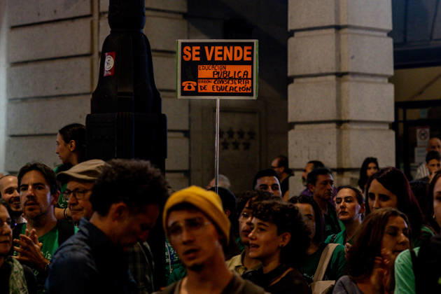 Protest Marking the Indefinite Teachers’ Strike in Madrid: Dozens of people gathered at a rally to mark the education strike on October 16, 2026, in Madrid, Spain. The public education strike in Madrid began on October 14 with full-scale walkouts and varying levels of participation among unions and the regional government. Teachers are demanding lower student-to-teacher ratios, higher salaries, and more staff. Ayuso describes the protest as political, while the mobilization will shift to partial walkouts next week OCTOBER 16, 2026 EDUCATION PROTEST RALLY TEACHERS’ STRIKE STRIKE Madrid Madrid, Spain Copyright: xRicardoxRubiox 7850442