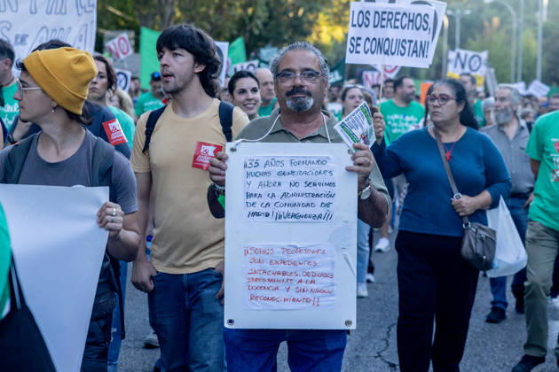 Protest Marking the Indefinite Teachers’ Strike in Madrid: Dozens of people gathered at a rally marking the education strike on October 16, 2026, in Madrid, Spain. The public education strike in Madrid began on October 14 with full-scale walkouts and varying levels of participation among unions and the regional government. Teachers are demanding lower student-to-teacher ratios, higher salaries, and more staff. Ayuso describes the protest as political, while the mobilization will shift to partial walkouts next week OCTOBER 16, 2026 EDUCATION PROTEST RALLY TEACHERS’ STRIKE STRIKE Madrid Madrid, Spain Copyright: xRicardoxRubiox 7850428