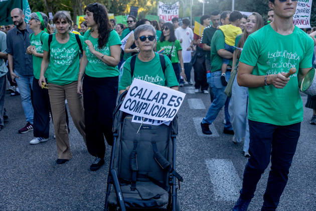 Protest Marking the Indefinite Teachers’ Strike in Madrid: Dozens of people gathered at a rally marking the education strike on October 16, 2026, in Madrid, Spain. The public education strike in Madrid began on October 14 with full-scale walkouts and varying levels of participation among unions and the regional government. Teachers are demanding lower student-to-teacher ratios, higher salaries, and more staff. Ayuso describes the protest as political, while the mobilization will shift to partial walkouts next week OCTOBER 16, 2026 EDUCATION PROTEST RALLY TEACHERS’ STRIKE STRIKE Madrid Madrid, Spain Copyright: xRicardoxRubiox 7850430