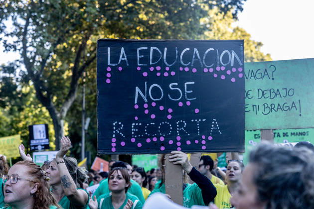 Protest Marking the Indefinite Teachers’ Strike in Madrid: Dozens of people gathered at a rally marking the education strike on October 16, 2026, in Madrid, Spain. The public education strike in Madrid began on October 14 with full-scale walkouts and varying levels of participation among unions and the regional government. Teachers are demanding lower student-to-teacher ratios, higher salaries, and more staff. Ayuso describes the protest as political, while the mobilization will shift to partial walkouts next week OCTOBER 16, 2026 EDUCATION PROTEST RALLY TEACHERS’ STRIKE STRIKE Madrid Madrid, Spain  Copyright: xRicardoxRubiox 7850431
