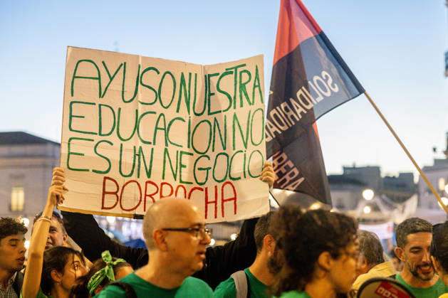 Protest Marking the Indefinite Teachers’ Strike in Madrid: Dozens of people gathered at a rally marking the education strike on October 16, 2026, in Madrid, Spain. The public education strike in Madrid began on October 14 with full-scale walkouts and varying levels of participation among unions and the regional government. Teachers are demanding lower student-to-teacher ratios, higher salaries, and more staff. Ayuso describes the protest as political, while the mobilization will shift to partial walkouts next week OCTOBER 16, 2026 EDUCATION PROTEST RALLY TEACHERS’ STRIKE STRIKE Madrid Madrid, Spain Copyright: xRicardoxRubiox 7850446