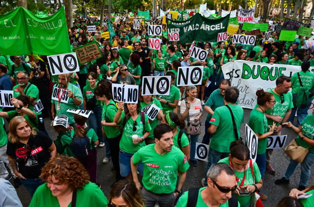 News Bilder des Tages October 16, 2026, Madrid, Madrid, Spain: Teachers, students and members of the education community take part in a demonstration in Madrid, Spain, October 16, 2026, during an indefinite strike in the region s public education sector. Protesters are demanding higher salaries, smaller class sizes, reduced teaching hours and increased resources for public schools. The demonstration is held between Atocha and Puerta del Sol. Madrid Spain - ZUMAz108 20261016_znp_z108_039 Copyright: xRichardxZubelzux