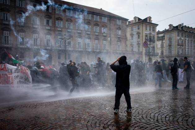 October 16, 2026, Turin, Italy: TURIN, ITALY - OCTOBER 16, 2026: Clashes with police in Turin during the demonstration to demand better school conditions and review of the public expenses for instruction. JNA Press Turin Italy - ZUMAq101 20261016_zna_q101_328 Copyright: xLucaxRoggerox