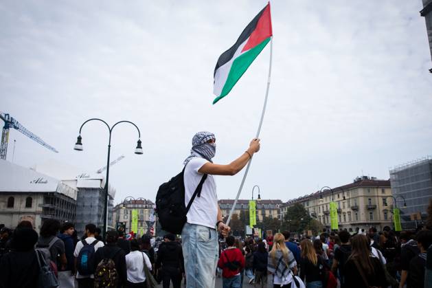 October 16, 2026, Turin, Italy: TURIN, ITALY - OCTOBER 16, 2026: Clashes with police in Turin during the demonstration to demand better school conditions and review of the public expenses for instruction. JNA Press Turin Italy - ZUMAq101 20261016_zna_q101_337 Copyright: xLucaxRoggerox