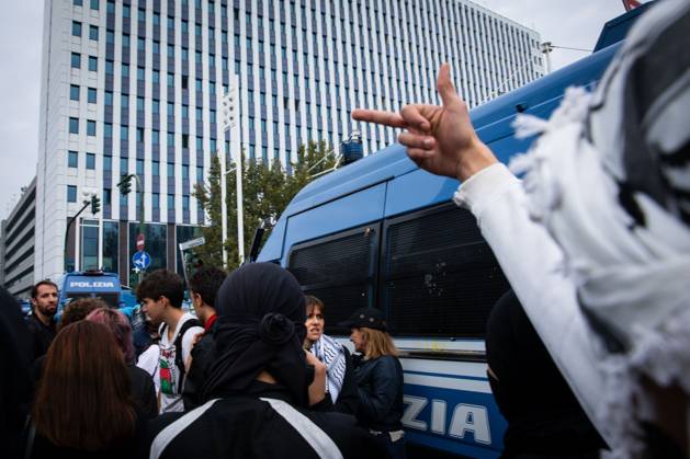 October 16, 2026, Turin, Italy: TURIN, ITALY - OCTOBER 16, 2026: Clashes with police in Turin during the demonstration to demand better school conditions and review of the public expenses for instruction. JNA Press Turin Italy - ZUMAq101 20261016_zna_q101_347 Copyright: xLucaxRoggerox