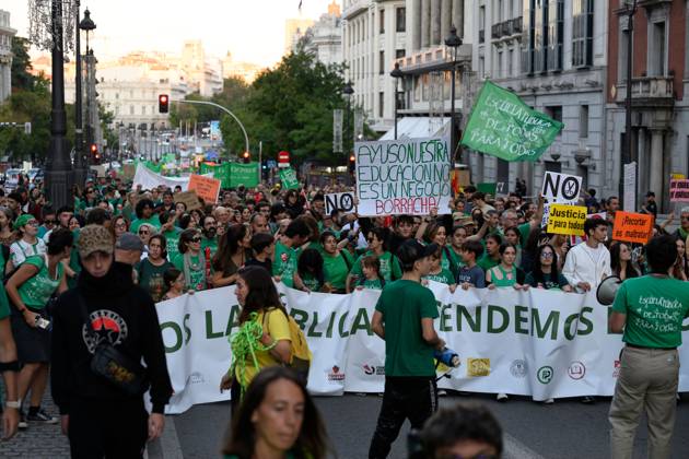 Demonstration in support of public education in Madrid MADRID, SPAIN - OCTOBER 16, 2026: A demonstration in support of public education, organized by education sector unions. Thousands of people marched through the streets of Madrid, ending at the Puerta del Sol, on the third day of an indefinite strike involving teachers and students. Tomas Calle JNA Press Madrid Spain Copyright: x xTomasxCallex xJNAxPressx
