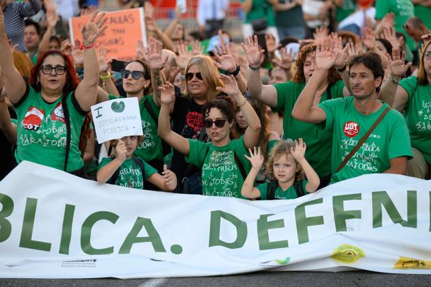October 16, 2026, Madrid, Spain: MADRID, SPAIN - OCTOBER 16, 2026: A demonstration in support of public education, organized by education sector unions. Thousands of people marched through the streets of Madrid, ending at the Puerta del Sol, on the third day of an indefinite strike involving teachers and students. JNA Press Madrid Spain - ZUMAq101 20261016_zna_q101_380 Copyright: xTomasxCallex