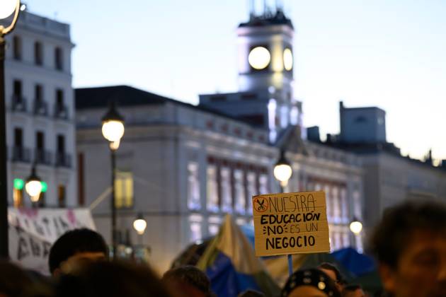 October 16, 2026, Madrid, Spain: MADRID, SPAIN - OCTOBER 16, 2026: A demonstration in support of public education, organized by education sector unions. Thousands of people marched through the streets of Madrid, ending at the Puerta del Sol, on the third day of an indefinite strike involving teachers and students. JNA Press Madrid Spain  - ZUMAq101 20261016_zna_q101_383 Copyright: xTomasxCallex