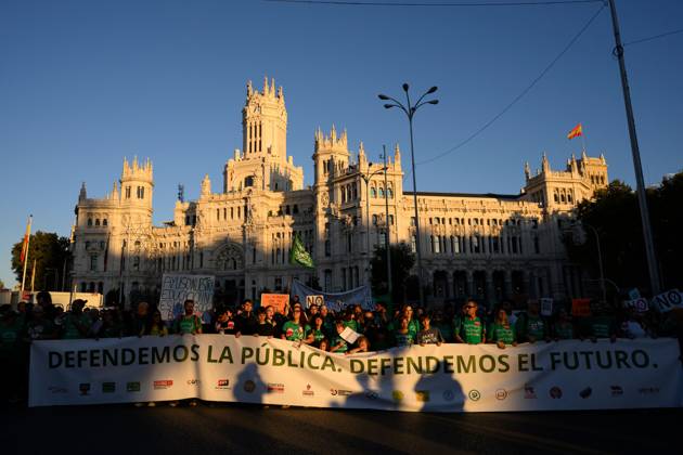 October 16, 2026, Madrid, Spain: MADRID, SPAIN - OCTOBER 16, 2026: A demonstration in support of public education, organized by education sector unions. Thousands of people marched through the streets of Madrid, ending at the Puerta del Sol, on the third day of an indefinite strike involving teachers and students. JNA Press Madrid Spain  - ZUMAq101 20261016_zna_q101_385 Copyright: xTomasxCallex