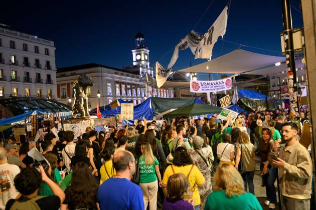 October 16, 2026, Madrid, Spain: MADRID, SPAIN - OCTOBER 16, 2026: A demonstration in support of public education, organized by education sector unions. Thousands of people marched through the streets of Madrid, ending at the Puerta del Sol, on the third day of an indefinite strike involving teachers and students. JNA Press Madrid Spain  - ZUMAq101 20261016_zna_q101_389 Copyright: xTomasxCallex
