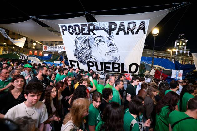 October 16, 2026, Madrid, Spain: MADRID, SPAIN - OCTOBER 16, 2026: A demonstration in support of public education, organized by education sector unions. Thousands of people marched through the streets of Madrid, ending at the Puerta del Sol, on the third day of an indefinite strike involving teachers and students. JNA Press Madrid Spain  - ZUMAq101 20261016_zna_q101_390 Copyright: xTomasxCallex