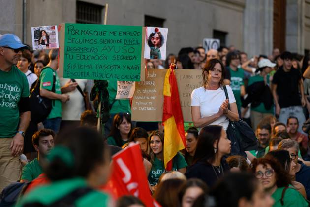 October 16, 2026, Madrid, Spain: MADRID, SPAIN - OCTOBER 16, 2026: A demonstration in support of public education, organized by education sector unions. Thousands of people marched through the streets of Madrid, ending at the Puerta del Sol, on the third day of an indefinite strike involving teachers and students. JNA Press Madrid Spain  - ZUMAq101 20261016_zna_q101_392 Copyright: xTomasxCallex