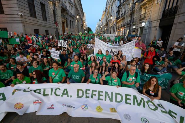 October 16, 2026, Madrid, Spain: MADRID, SPAIN - OCTOBER 16, 2026: A demonstration in support of public education, organized by education sector unions. Thousands of people marched through the streets of Madrid, ending at the Puerta del Sol, on the third day of an indefinite strike involving teachers and students. JNA Press Madrid Spain  - ZUMAq101 20261016_zna_q101_393 Copyright: xTomasxCallex